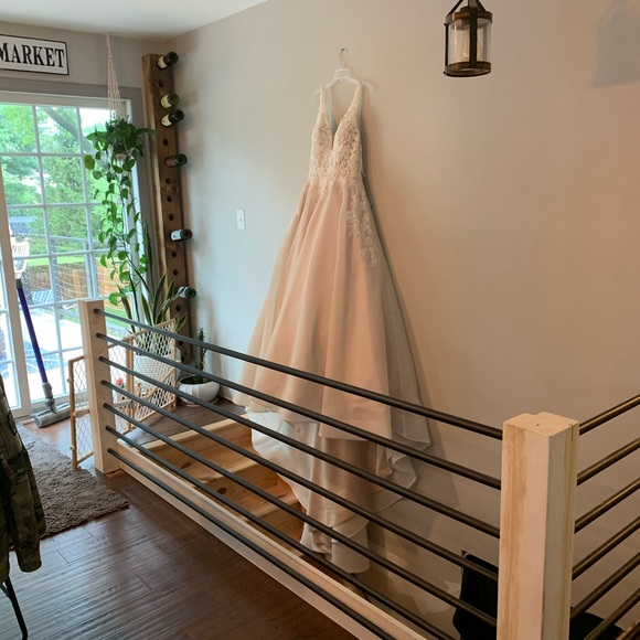 Size 10 wedding dress - Picture 2 of 9